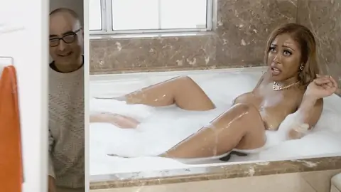 Moriah Mills Is Having Bisexous-racial In The Bath